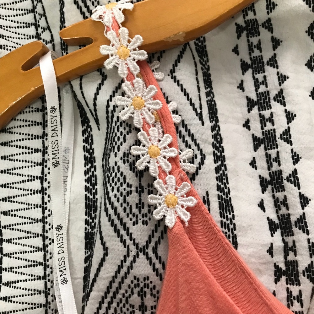 Peach colored daisy dress - Picture 2 of 8